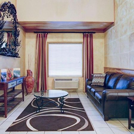 Quality Inn & Suites Airport Остин Экстерьер фото