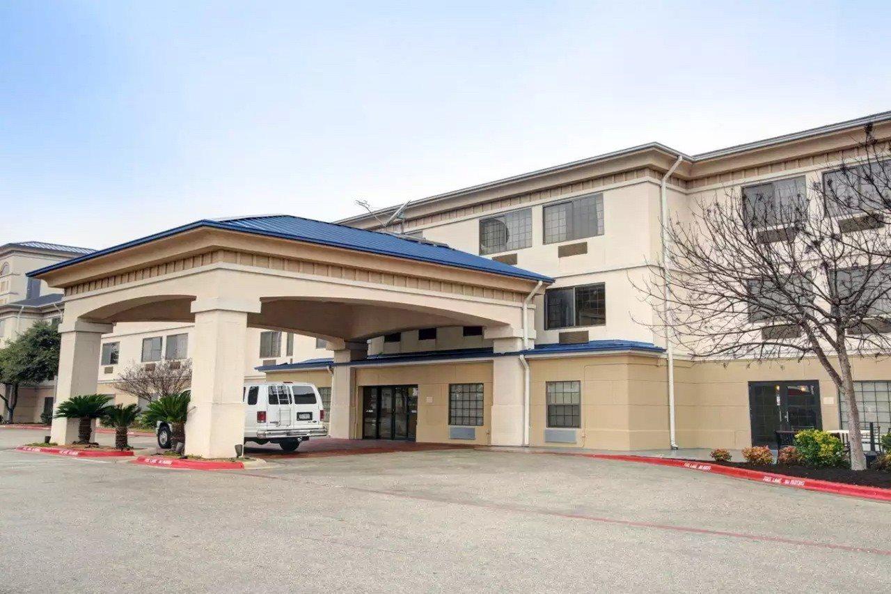 Quality Inn & Suites Airport Остин Экстерьер фото