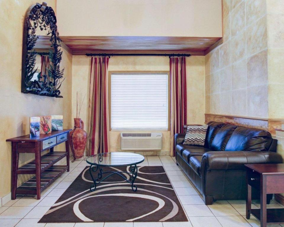 Quality Inn & Suites Airport Остин Экстерьер фото