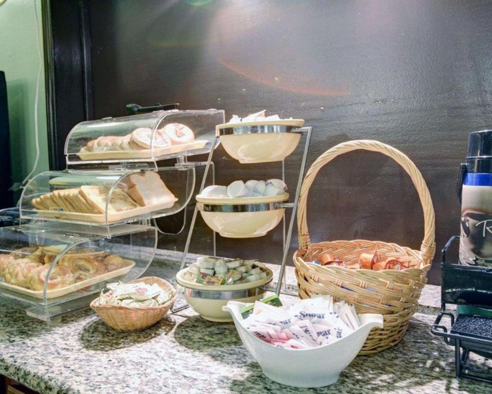 Quality Inn & Suites Airport Остин Экстерьер фото